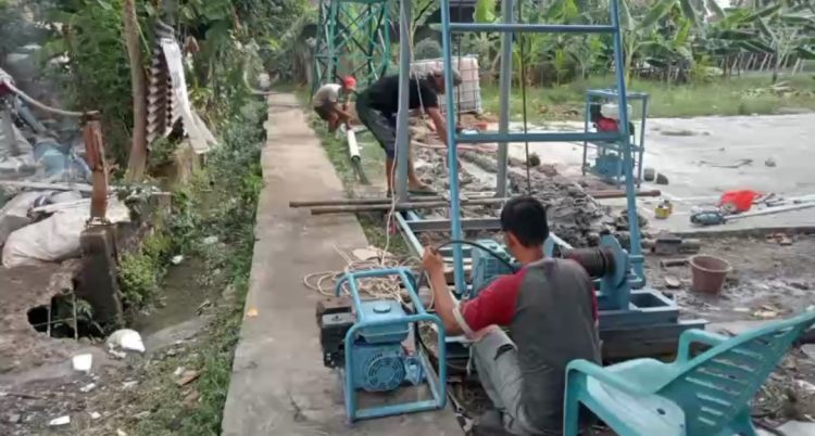 Hari Ke-9 TMMD Kodim 0418/Palembang, Menggali Harapan Air Bersih untuk Mushala Al Mufakat