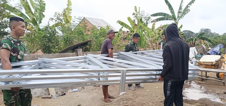 Atap Harapan Mulai Berdiri, Rumah Ibu Sriyanti Perlahan Berubah Lewat Sentuhan TMMD