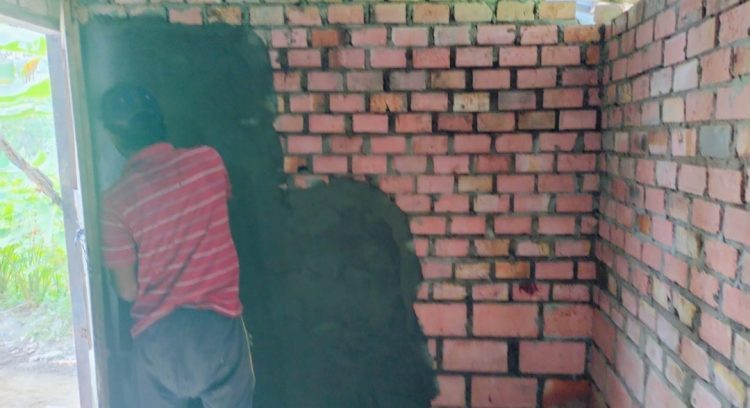 Memasuki Hari Kesepuluh, Dari Dinding yang Rapuh Tumbuh Harapan Baru Ibu Suwarni Menanti Rumah Layak Huni Berkat TMMD Ke-129 Kodim 0418/Palembang