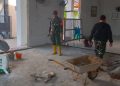 Di Balik Pemasangan Lantai Granit Mushola Baitul Magfurin, Mengalir Keringat Prajurit TMMD 0418/Palembang yang Tak Kenal Lelah