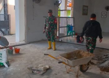 Di Balik Pemasangan Lantai Granit Mushola Baitul Magfurin, Mengalir Keringat Prajurit TMMD 0418/Palembang yang Tak Kenal Lelah