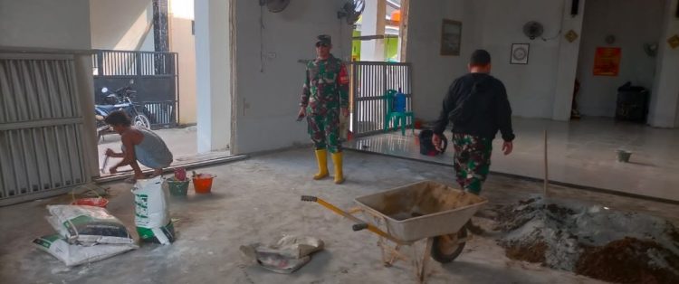 Di Balik Pemasangan Lantai Granit Mushola Baitul Magfurin, Mengalir Keringat Prajurit TMMD 0418/Palembang yang Tak Kenal Lelah