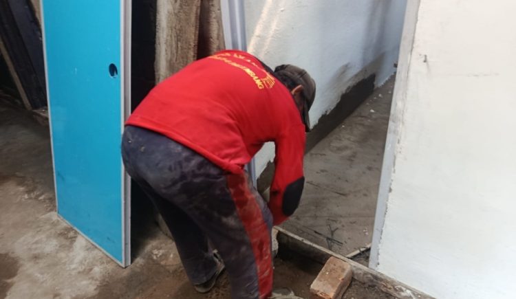 Hari Ke-10 TMMD Ke-129 Kodim 0418/Palembang, Sentuhan Akhir Kamar Mandi Rumah Pak Karyo Jadi Bukti Kepedulian TNI kepada Warga