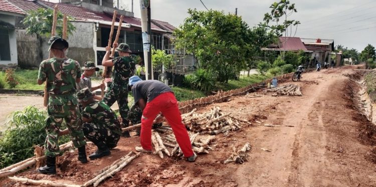 Masuk Hari Ke-10, TMMD Kodim 0418/Palembang Fokus Perkuat Pondasi Jalan dengan Cerucuk Dalam di Sepanjang Jalan 750 Meter
