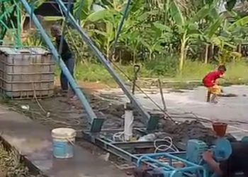 Setelah Pengeboran Tuntas, Prajurit TMMD Ke-129 Kodim 0418/Palembang Teliti Uji Kualitas Air Sumur Bor Mushola Al-Mufakat