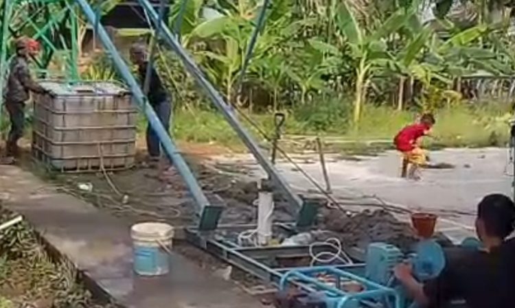 Setelah Pengeboran Tuntas, Prajurit TMMD Ke-129 Kodim 0418/Palembang Teliti Uji Kualitas Air Sumur Bor Mushola Al-Mufakat