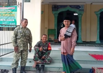 Di Tengah Kesibukan TMMD, Satgas Kodim 0418/Palembang Khusyuk Sholat Jumat Bersama Warga