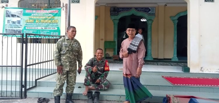 Di Tengah Kesibukan TMMD, Satgas Kodim 0418/Palembang Khusyuk Sholat Jumat Bersama Warga