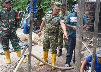 Tak Sekadar Memantau, Wadan Satgas TMMD Kodim 0418/Palembang Pastikan Kualitas Sumur Bor untuk Masyarakat Talang Jambe