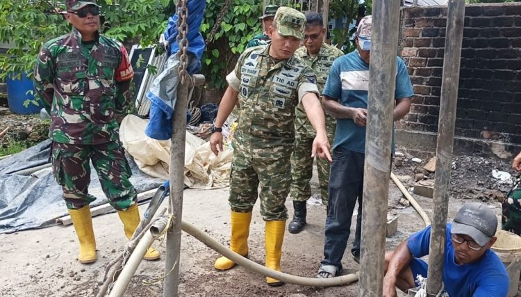 Tak Sekadar Memantau, Wadan Satgas TMMD Kodim 0418/Palembang Pastikan Kualitas Sumur Bor untuk Masyarakat Talang Jambe