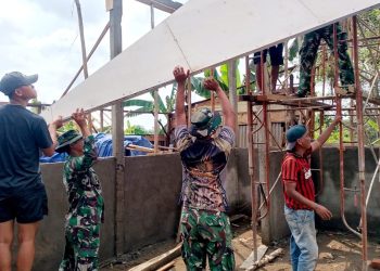 Prajurit TMMD Ke-129 Kodim 0418/Palembang dan Warga Bergotong Royong, Rumah Ibu Sriyanti Semakin Mendekati Rampung