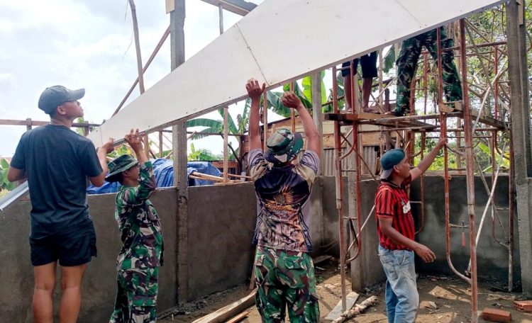 Prajurit TMMD Ke-129 Kodim 0418/Palembang dan Warga Bergotong Royong, Rumah Ibu Sriyanti Semakin Mendekati Rampung