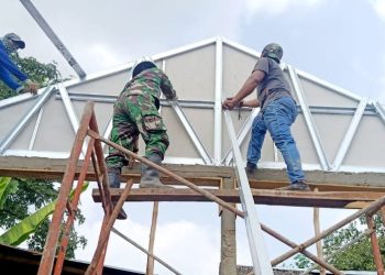 Di Hari Ke-10 TMMD, Harapan Ibu Sriyanti Tumbuh Bersama Berdirinya Kerangka Atap Rumah Baru