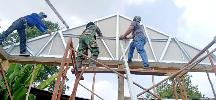 Di Hari Ke-10 TMMD, Harapan Ibu Sriyanti Tumbuh Bersama Berdirinya Kerangka Atap Rumah Baru