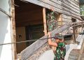 Dinding Lama Mulai Dibongkar, Harapan Baru Ibu Sriyanti Kian Nyata Berkat TMMD ke-129 Kodim 0418/Palembang