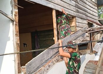 Dinding Lama Mulai Dibongkar, Harapan Baru Ibu Sriyanti Kian Nyata Berkat TMMD ke-129 Kodim 0418/Palembang