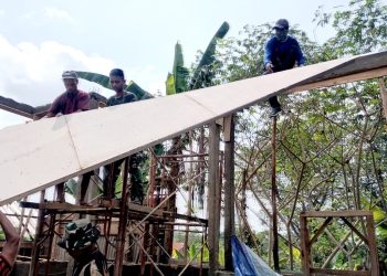 Hari Ke-11 TMMD Kodim 0418/Palembang, Kerangka Atap Mulai Berdiri, Harapan Ibu Suwarni Miliki Rumah Layak Huni Kian Nyata