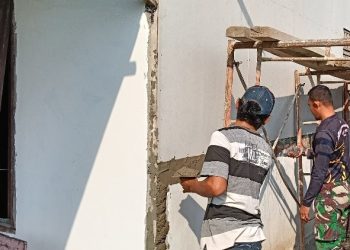 Hari Ke-11 TMMD Kodim 0418/Palembang, Setiap Sapuan Plester Menguatkan Asa Ibu Suwarni