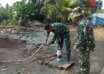 Air Bersih Mulai Mengalir di Mushola Hidayatullah, Satgas TMMD Kodim 0418/Palembang Pastikan Kualitas Sumur Bor Sebelum Diserahkan ke Warga