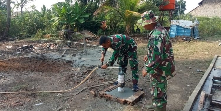 Air Bersih Mulai Mengalir di Mushola Hidayatullah, Satgas TMMD Kodim 0418/Palembang Pastikan Kualitas Sumur Bor Sebelum Diserahkan ke Warga