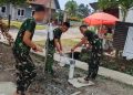 Air Bersih Kian Dekat, Satgas TMMD Rampungkan Tahap Akhir Sumur Bor Mushola Al-Mufakat Palembang – Harapan warga untuk memperoleh akses air bersih yang lebih mudah semakin mendekati kenyataan. Memasuki hari ke-11 pelaksanaan TNI Manunggal Membangun Desa (TMMD) ke-129 Kodim 0418/Palembang, Satgas TMMD terus menuntaskan pembangunan sumur bor di Mushola Al-Mufakat, Sabtu (25/7/2026). Pekerjaan yang kini memasuki tahap penyelesaian difokuskan pada pembuatan dudukan tower tandon air serta pengisian air dari sumur bor. Tahapan tersebut menjadi bagian penting sebelum fasilitas dapat dioperasikan dan dimanfaatkan oleh jamaah mushola maupun masyarakat di sekitar lokasi. Keberadaan tower tandon air tidak hanya berfungsi sebagai tempat penampungan, tetapi juga memastikan distribusi air bersih berjalan lebih stabil. Dengan sistem itu, kebutuhan air untuk berwudhu, kegiatan ibadah, hingga keperluan sehari-hari warga diharapkan dapat terpenuhi secara berkelanjutan. Danki Satgas TMMD ke-129 Kodim 0418/Palembang, Kapten Inf Pringgo BS, mengatakan seluruh proses pengerjaan dilakukan secara bertahap dengan memperhatikan kualitas konstruksi agar fasilitas yang dibangun memiliki daya tahan dan manfaat dalam jangka panjang. “Proses pembuatan dudukan tower dan pengisian air merupakan tahapan akhir pembangunan sumur bor. Kami ingin memastikan seluruh fasilitas berfungsi dengan baik sebelum diserahkan kepada masyarakat. Harapannya, sumur bor ini dapat menjadi solusi atas kebutuhan air bersih warga sekaligus menunjang aktivitas ibadah di Mushola Al-Mufakat,” ujar Pringgo. Program penyediaan sumur bor merupakan salah satu sasaran fisik TMMD ke-129 Kodim 0418/Palembang yang diarahkan untuk meningkatkan kualitas hidup masyarakat melalui penyediaan infrastruktur dasar. Selain mempercepat pemerataan pembangunan, program ini juga diharapkan mampu menjawab kebutuhan warga terhadap akses air bersih yang selama ini masih menjadi kendala di sejumlah wilayah. Di lokasi pekerjaan, personel Satgas TMMD dan warga tampak bekerja berdampingan menyelesaikan setiap tahapan pembangunan. Semangat gotong royong yang menjadi ciri khas pelaksanaan TMMD kembali terlihat, mencerminkan kuatnya kemanunggalan TNI dengan rakyat dalam mewujudkan pembangunan yang bermanfaat bagi masyarakat. Dengan progres yang terus berjalan sesuai rencana, Satgas TMMD optimistis pembangunan sumur bor di Mushola Al-Mufakat segera rampung dan dapat dimanfaatkan. Kehadiran fasilitas tersebut diharapkan tidak hanya menjadi sumber air bersih, tetapi juga menjadi simbol hadirnya negara melalui TMMD dalam menjawab kebutuhan dasar masyarakat sekaligus meningkatkan kesejahteraan warga di Kelurahan Talang Jambe.