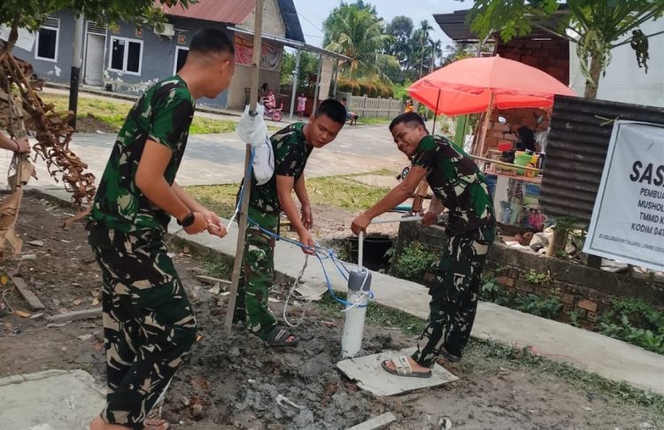 Air Bersih Kian Dekat, Satgas TMMD Rampungkan Tahap Akhir Sumur Bor Mushola Al-Mufakat Palembang – Harapan warga untuk memperoleh akses air bersih yang lebih mudah semakin mendekati kenyataan. Memasuki hari ke-11 pelaksanaan TNI Manunggal Membangun Desa (TMMD) ke-129 Kodim 0418/Palembang, Satgas TMMD terus menuntaskan pembangunan sumur bor di Mushola Al-Mufakat, Sabtu (25/7/2026). Pekerjaan yang kini memasuki tahap penyelesaian difokuskan pada pembuatan dudukan tower tandon air serta pengisian air dari sumur bor. Tahapan tersebut menjadi bagian penting sebelum fasilitas dapat dioperasikan dan dimanfaatkan oleh jamaah mushola maupun masyarakat di sekitar lokasi. Keberadaan tower tandon air tidak hanya berfungsi sebagai tempat penampungan, tetapi juga memastikan distribusi air bersih berjalan lebih stabil. Dengan sistem itu, kebutuhan air untuk berwudhu, kegiatan ibadah, hingga keperluan sehari-hari warga diharapkan dapat terpenuhi secara berkelanjutan. Danki Satgas TMMD ke-129 Kodim 0418/Palembang, Kapten Inf Pringgo BS, mengatakan seluruh proses pengerjaan dilakukan secara bertahap dengan memperhatikan kualitas konstruksi agar fasilitas yang dibangun memiliki daya tahan dan manfaat dalam jangka panjang. “Proses pembuatan dudukan tower dan pengisian air merupakan tahapan akhir pembangunan sumur bor. Kami ingin memastikan seluruh fasilitas berfungsi dengan baik sebelum diserahkan kepada masyarakat. Harapannya, sumur bor ini dapat menjadi solusi atas kebutuhan air bersih warga sekaligus menunjang aktivitas ibadah di Mushola Al-Mufakat,” ujar Pringgo. Program penyediaan sumur bor merupakan salah satu sasaran fisik TMMD ke-129 Kodim 0418/Palembang yang diarahkan untuk meningkatkan kualitas hidup masyarakat melalui penyediaan infrastruktur dasar. Selain mempercepat pemerataan pembangunan, program ini juga diharapkan mampu menjawab kebutuhan warga terhadap akses air bersih yang selama ini masih menjadi kendala di sejumlah wilayah. Di lokasi pekerjaan, personel Satgas TMMD dan warga tampak bekerja berdampingan menyelesaikan setiap tahapan pembangunan. Semangat gotong royong yang menjadi ciri khas pelaksanaan TMMD kembali terlihat, mencerminkan kuatnya kemanunggalan TNI dengan rakyat dalam mewujudkan pembangunan yang bermanfaat bagi masyarakat. Dengan progres yang terus berjalan sesuai rencana, Satgas TMMD optimistis pembangunan sumur bor di Mushola Al-Mufakat segera rampung dan dapat dimanfaatkan. Kehadiran fasilitas tersebut diharapkan tidak hanya menjadi sumber air bersih, tetapi juga menjadi simbol hadirnya negara melalui TMMD dalam menjawab kebutuhan dasar masyarakat sekaligus meningkatkan kesejahteraan warga di Kelurahan Talang Jambe.