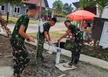Air Bersih Mulai Mengalir di Mushola Hidayatullah, Satgas TMMD Pastikan Kualitas Sumur Bor Sebelum Diserahkan ke Warga