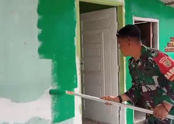 Rumah Ibu Sumilah Berubah Cerah, Sentuhan Cat Jadi Tanda Harapan Baru di Hari Ke-11 TMMD Kodim 0418/Palembang