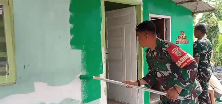 Rumah Ibu Sumilah Berubah Cerah, Sentuhan Cat Jadi Tanda Harapan Baru di Hari Ke-11 TMMD Kodim 0418/Palembang