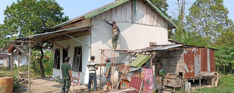 Hingga Hari Ke-11, Tak Kenal Lelah Satgas TMMD Kodim 0418/Palembang Wujudkan Rumah Layak Huni untuk Ibu Suwarni