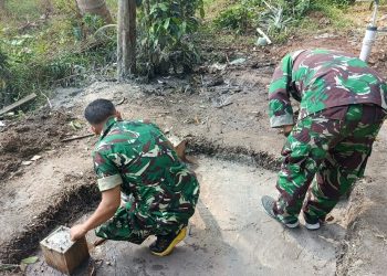 Personel Satgas TMMD Kodim 0418/Palembang Sempurnakan Sumur Bor Gazebo Kampung Kreatif Pelangi