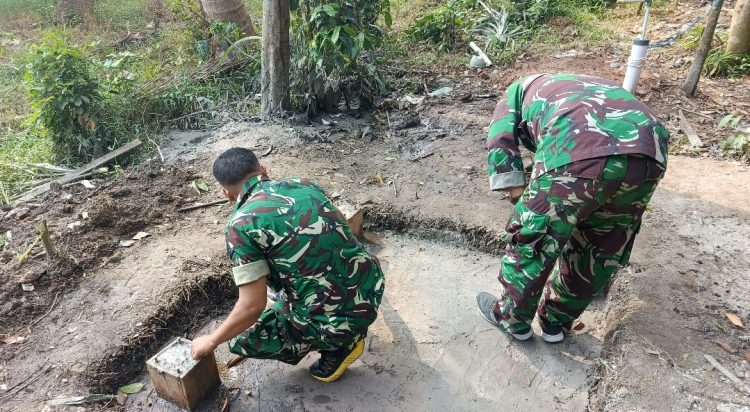 Personel Satgas TMMD Kodim 0418/Palembang Sempurnakan Sumur Bor Gazebo Kampung Kreatif Pelangi