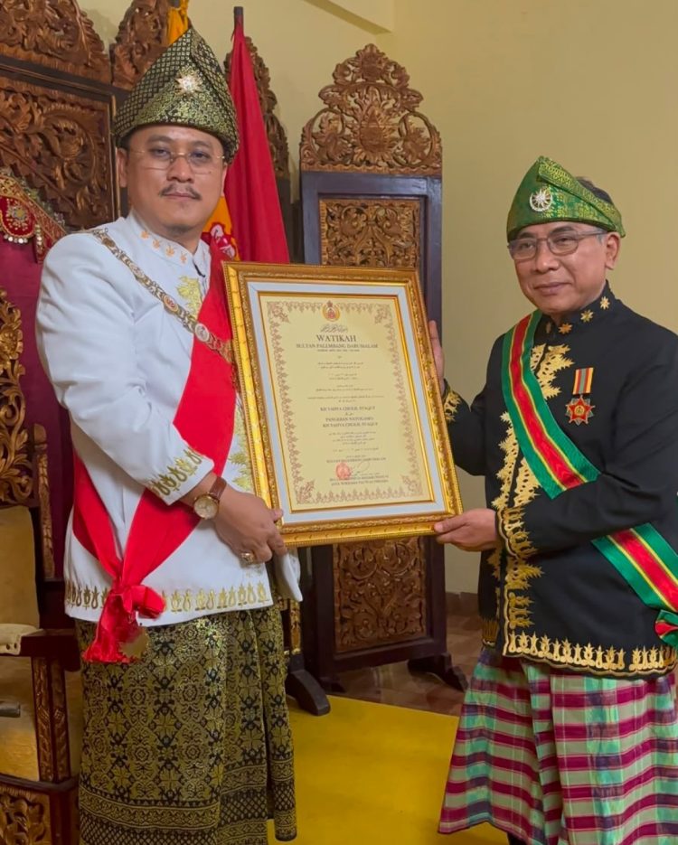 Gus Yahya Resmi Menyandang Gelar Pangeran Natogamo Dari Sultan Palembang Darussalam