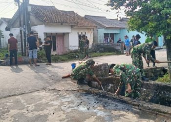 Hari Ke-12 TMMD Kodim 0418/Palembang, Prajurit dan Warga Bahu-Membahu Bersihkan Sekitar Lingkungan Mushala Al-Magfurin
