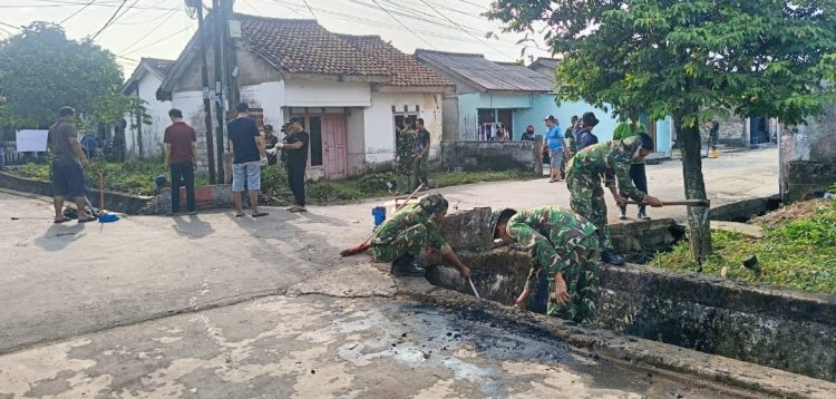Hari Ke-12 TMMD Kodim 0418/Palembang, Prajurit dan Warga Bahu-Membahu Bersihkan Sekitar Lingkungan Mushala Al-Magfurin