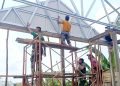 Hari Ke-12 TMMD Ke-129 Kodim 0418/Palembang, Rehab RTLH Ibu Sriyanti Memasuki Tahap Pemasangan Atap dan Finishing Dinding