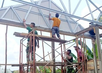 Hari Ke-12 TMMD Ke-129 Kodim 0418/Palembang, Rehab RTLH Ibu Sriyanti Memasuki Tahap Pemasangan Atap dan Finishing Dinding
