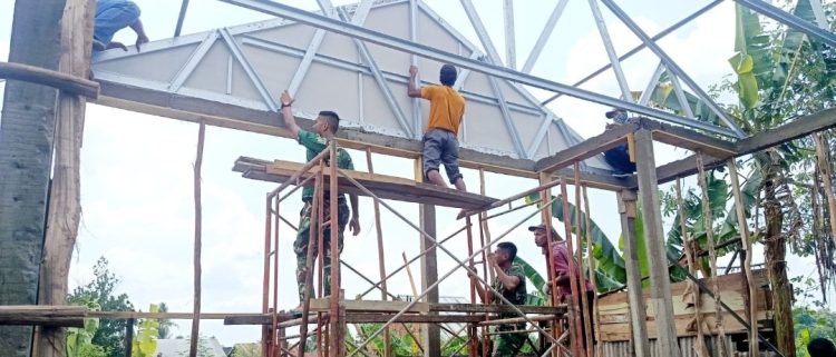 Hari Ke-12 TMMD Ke-129 Kodim 0418/Palembang, Rehab RTLH Ibu Sriyanti Memasuki Tahap Pemasangan Atap dan Finishing Dinding