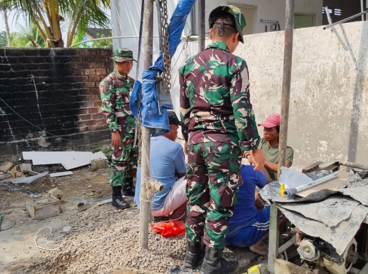 Hari Ke-12 TMMD Kodim 0418/Palembang, Tiga Personil TNI Pastikan Air Sumur Bor di Rumah Tahfiz Al Fatihah Layak Digunakan