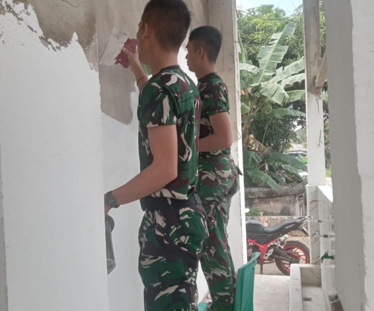 Hari Ke-12, Satgas TMMD Kodim 0418/Palembang Kebut Finishing Rehab Mushola Baitul Magfurin