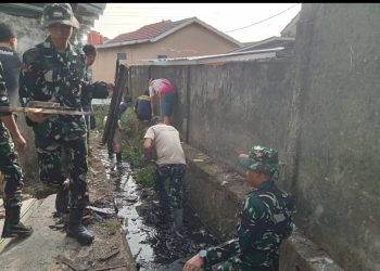 Hari Ke-12, Personel Sasaran Pembangunan Jalan dan Parit Laksanakan Gotong Royong di Mushala Baitul Magfurin