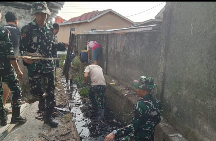 Hari Ke-12, Personel Sasaran Pembangunan Jalan dan Parit Laksanakan Gotong Royong di Mushala Baitul Magfurin