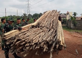 TMMD KE-129 KODIM 0418/PALEMBANG Hari Ke-13, Satgas TMMD Lanjutkan Pemasangan Cerucuk Gelam pada Pembangunan Jalan 750 Meter