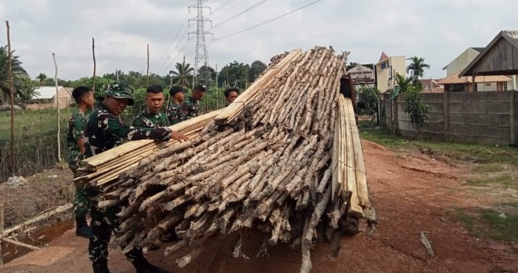 TMMD KE-129 KODIM 0418/PALEMBANG Hari Ke-13, Satgas TMMD Lanjutkan Pemasangan Cerucuk Gelam pada Pembangunan Jalan 750 Meter