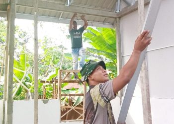 TMMD KE-129 KODIM 0418/PALEMBANG Hari Ke-13, Pembangunan RTLH Ibu Sriyanti Terus Dikebut, Satgas TMMD Pasang Kerangka Baja dan Atap