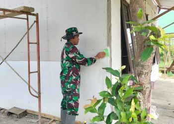TMMD KE-129 KODIM 0418/PALEMBANG Hari Ke-13, Satgas TMMD Lanjutkan Pengerjaan RTLH Milik Ibu Suwarni