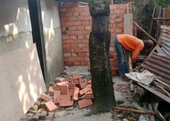 Hari Ke-13 TMMD Kodim 0418/Palembang, Personel Kodim 0418/Palembang Terus Kebut Pembangunan Dapur Rumah Bapak Fernando