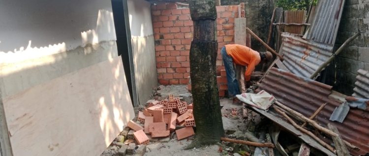 Hari Ke-13 TMMD Kodim 0418/Palembang, Personel Kodim 0418/Palembang Terus Kebut Pembangunan Dapur Rumah Bapak Fernando