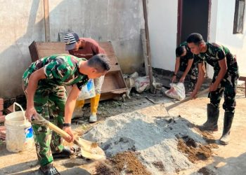 Hari Ke-14 TMMD Ke-129, Satgas Kodim 0418/Palembang Lanjutkan Rehab RTLH Milik Bapak Parja