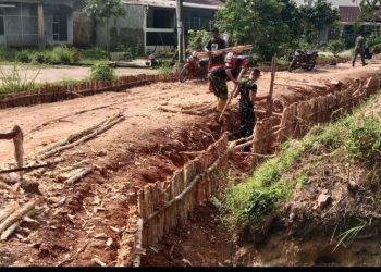 Hari Ke-14 TMMD Ke-129, Satgas Kodim 0418/Palembang Perkuat Badan Jalan dengan Pemasangan Cerucuk Gelam